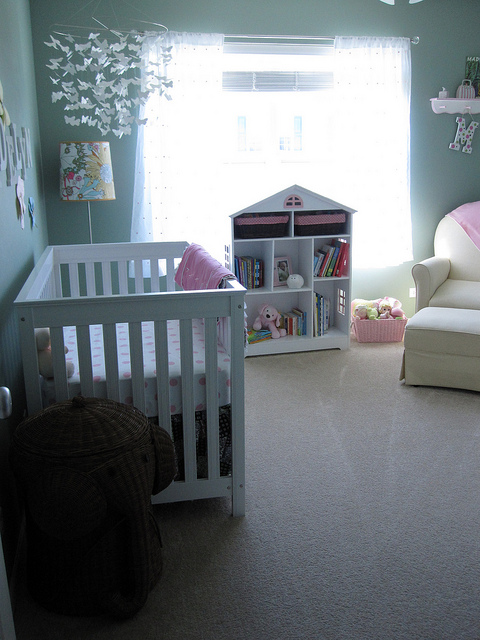 ein eigenes Baby Zimmer mit Baybett und Babymöbeln