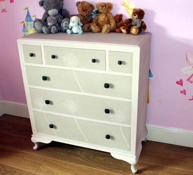 Wird die Wickelauflage nicht mehr benötigt, ziert die ehemalige Wickelkommode noch Jahre später als Kinder- oder Schlafzimmer. | Foto: Mariposas Furniture | Lizenz: CC BY-ND 2.0