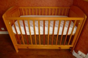 Eine hochwertige Matratze und nicht mehr im Babybett: So sieht ein sicherer Schlafplatz für das Baby aus. 